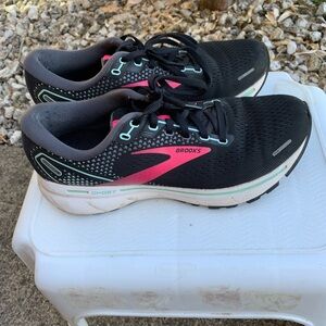 Brooks Women's Black and Pink Athletic Shoes
